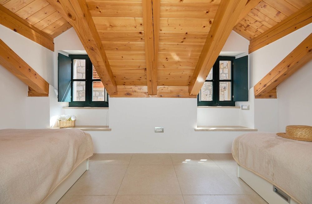 undefined B-17 APARTMENTS 8