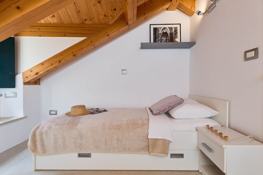 undefined B-17 APARTMENTS 9