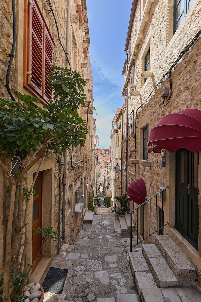 undefined B-17 APARTMENTS 3