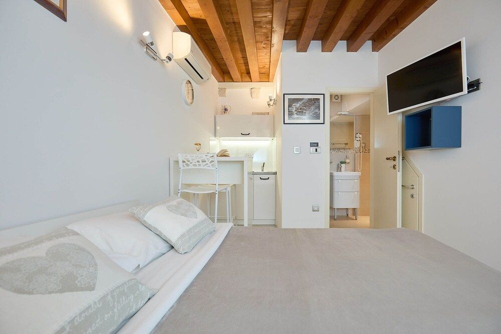 undefined B-17 APARTMENTS 5