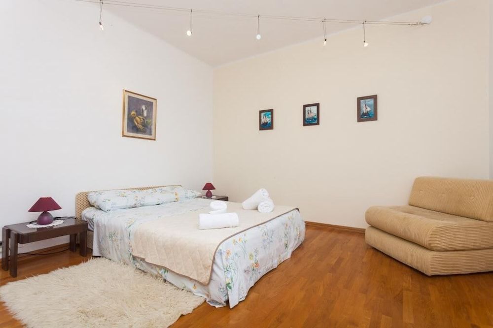 undefined Apartment Rea 4