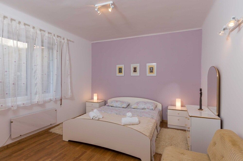 undefined Apartment Rea 3