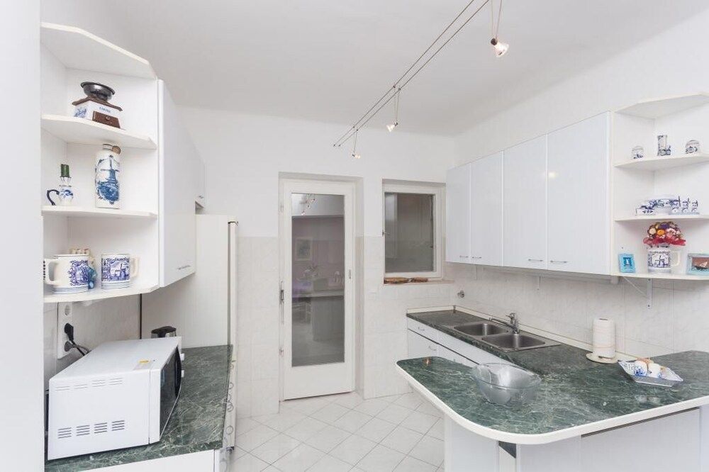 undefined Apartment Rea 8