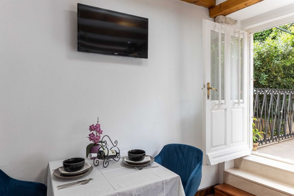 Apartment Taura Studio (Studio Apartment with Balcony and Old) 10