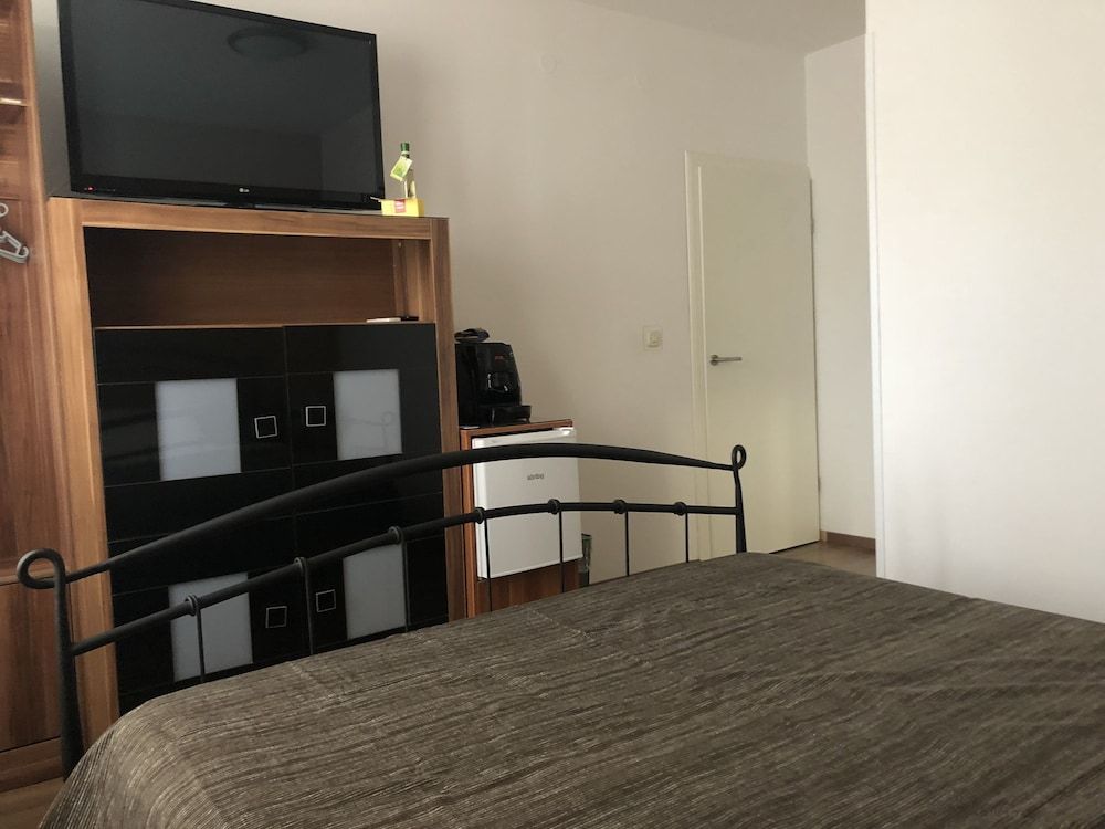 Villa Klaic Guesthouse Dubrovnik Basic Double Room, 1 Queen Bed, Non Smoking, Pool View 2