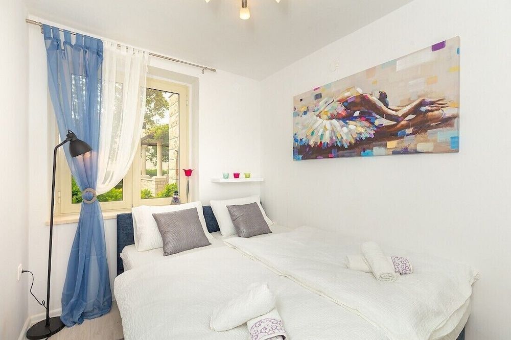 undefined Guest House Steel 7