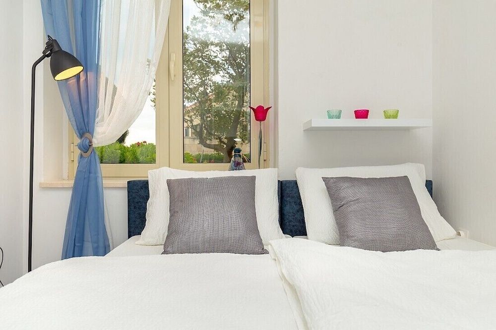 undefined Guest House Steel 6