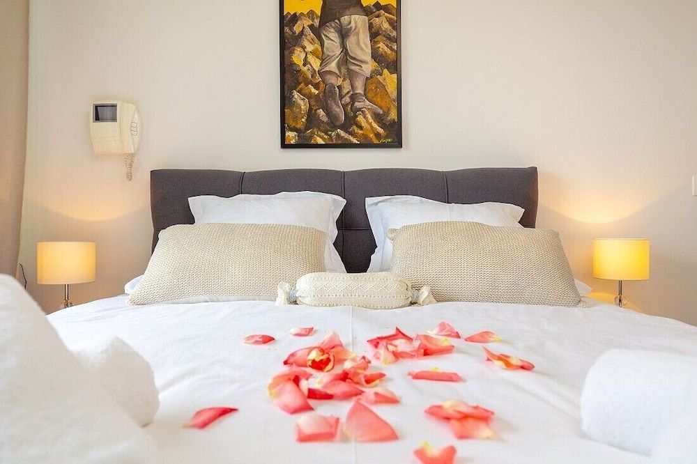 undefined Guest House Steel 10