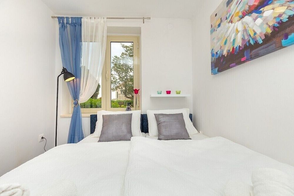 undefined Guest House Steel 5