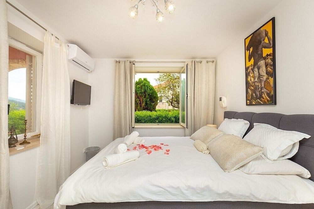 undefined Guest House Steel 8