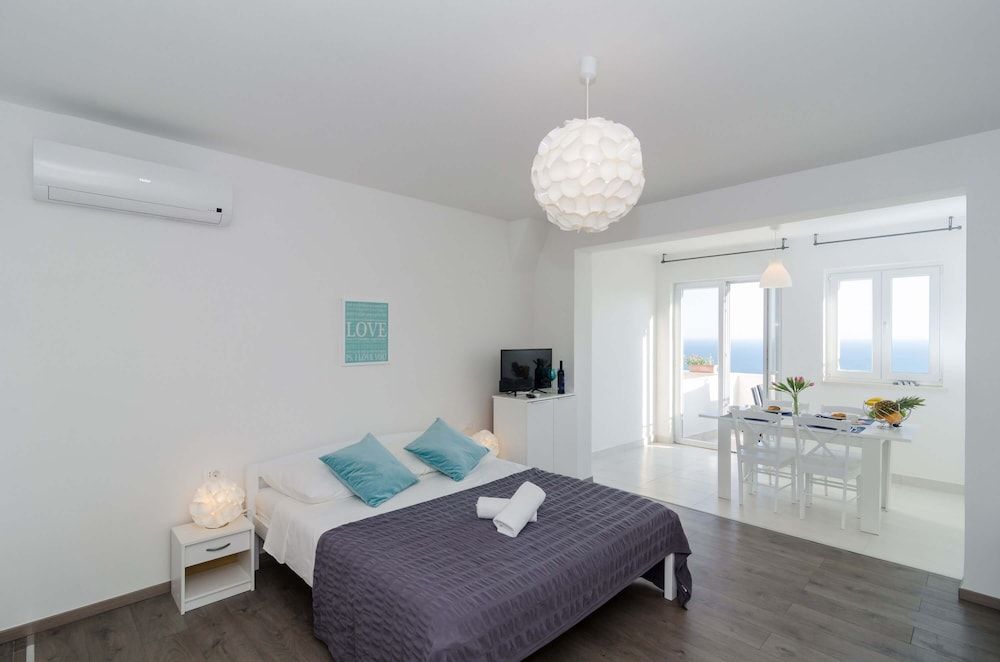 Cin & Co Central Apartments Standard Apartment, 1 Bedroom, Balcony, Sea View 6