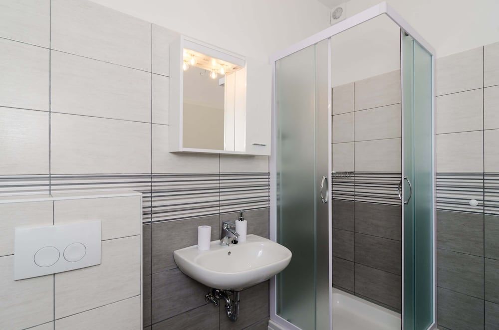 Cin & Co Central Apartments Studio, 2 Twin Beds, Balcony, Sea View 9