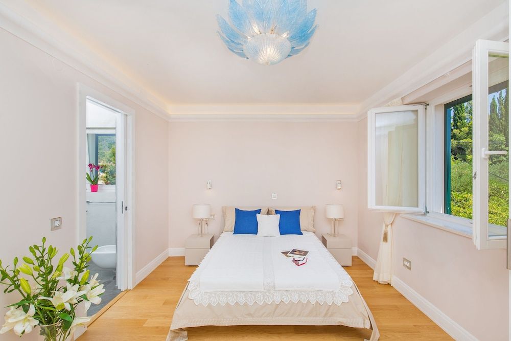 undefined Villa Touran 7