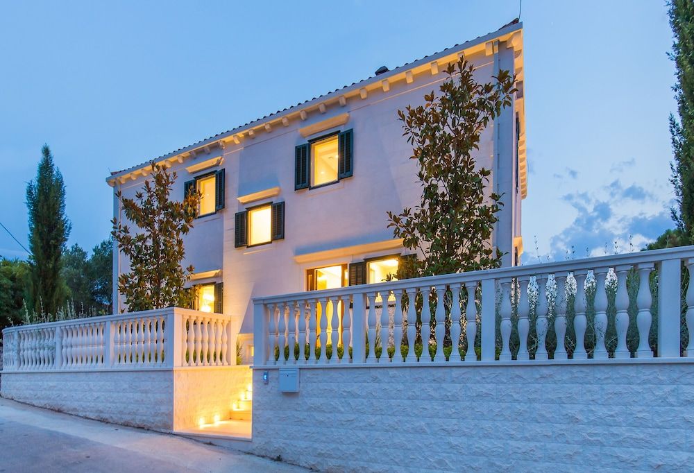 undefined Villa Touran 3