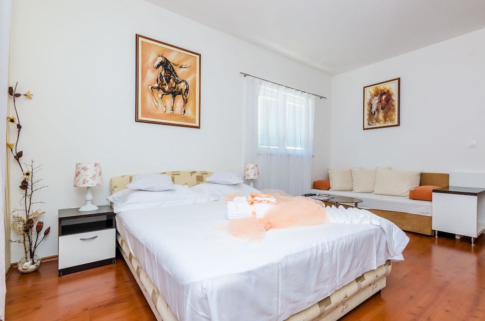 Villa Aura - Adult Only Studio (Comfort Studio Apartment 8 with share)