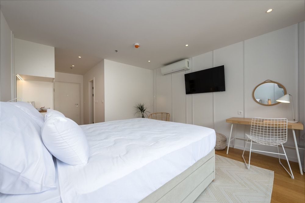 City Residences Deluxe Double Room, City View 6