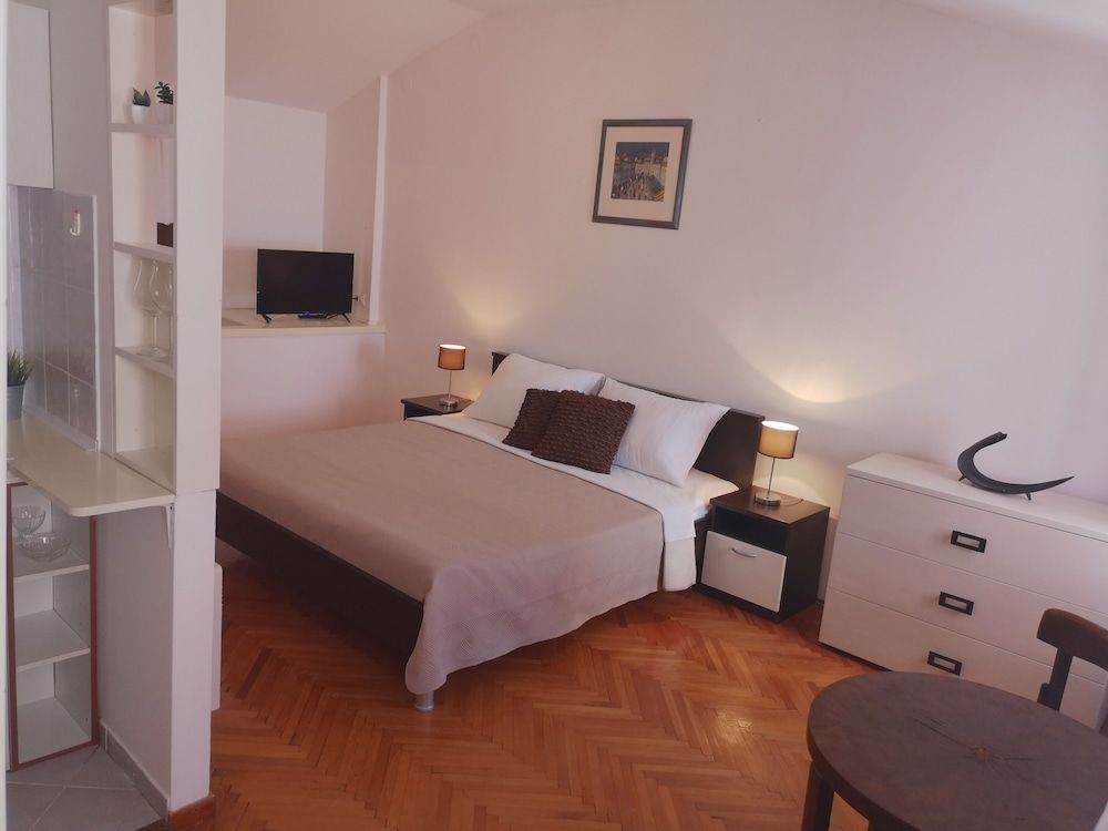 Old Town Economy Apartments Superior Studio Suite, 1 King Bed 2