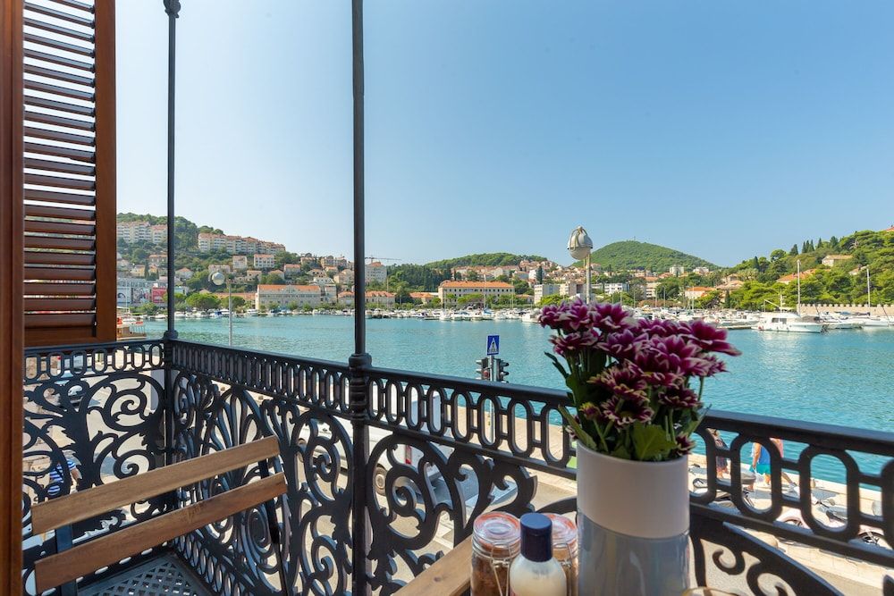 undefined Boutique Villa Root 9