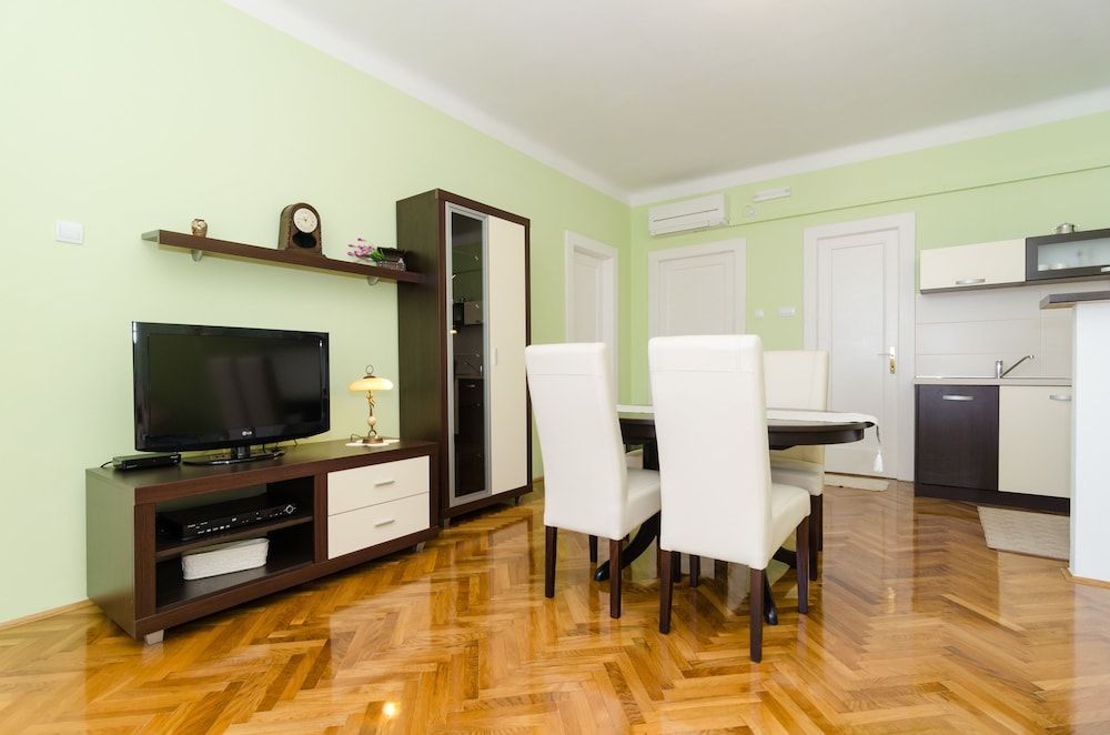 undefined Apartment & Room Ivela 6