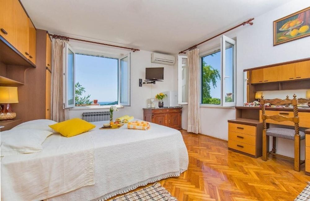 undefined Rooms on Konalu 10