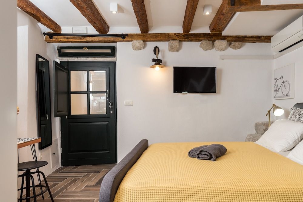 undefined Private Accomodation Linda 5