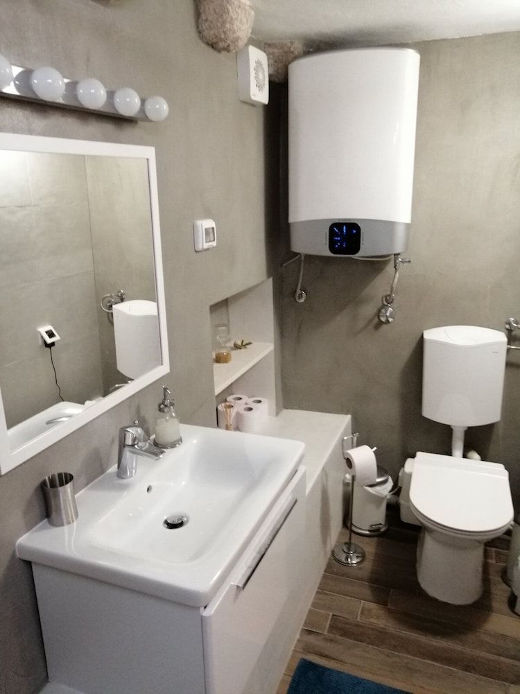 undefined Private Accomodation Linda 9