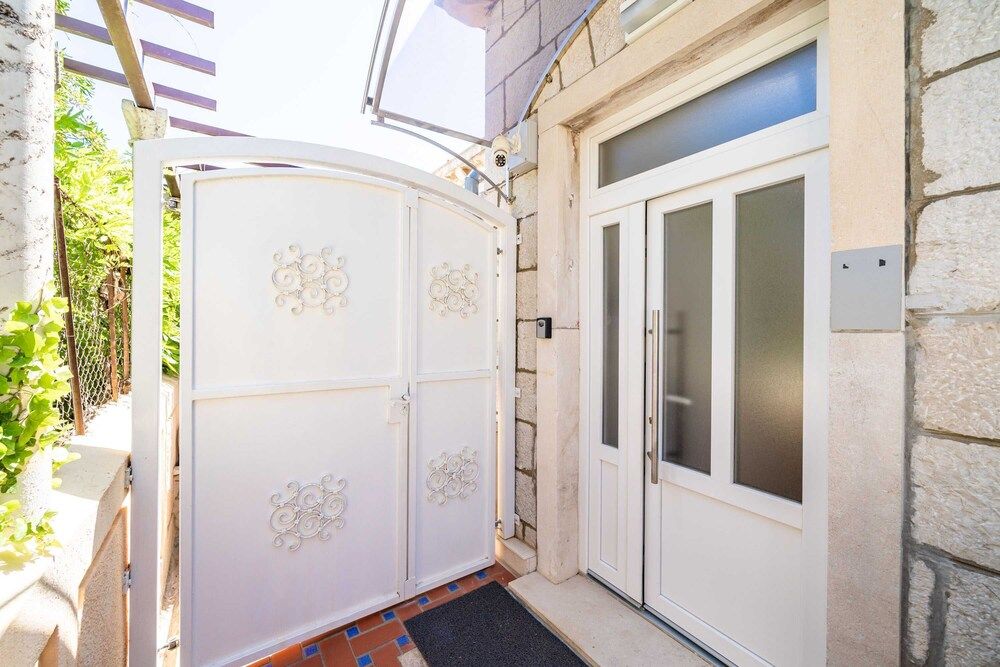 undefined Rooms Nina 4