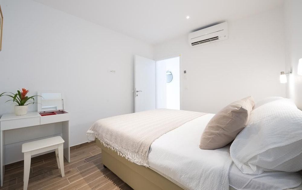 Apartments Horizon Apartment (One-Bedroom Apartment with Balcony an) 2