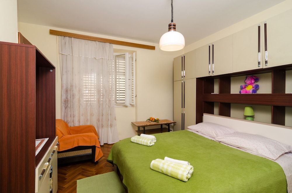 undefined GH Curic 6