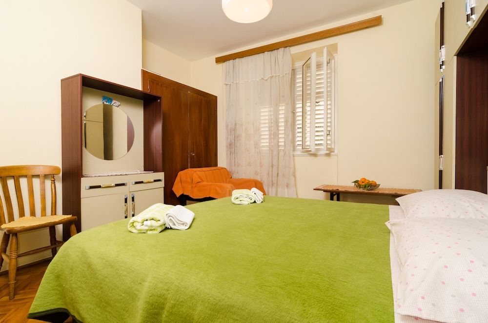 undefined GH Curic 8