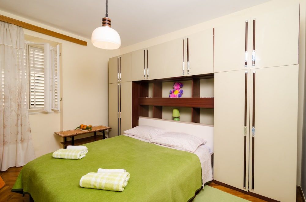 undefined GH Curic 7