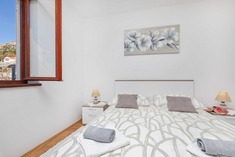 undefined Rooms Ivo 8