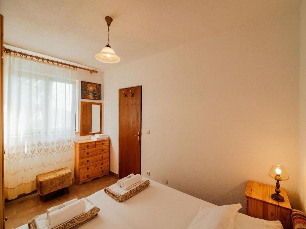 House (One bedroom Holiday Home with pool an)