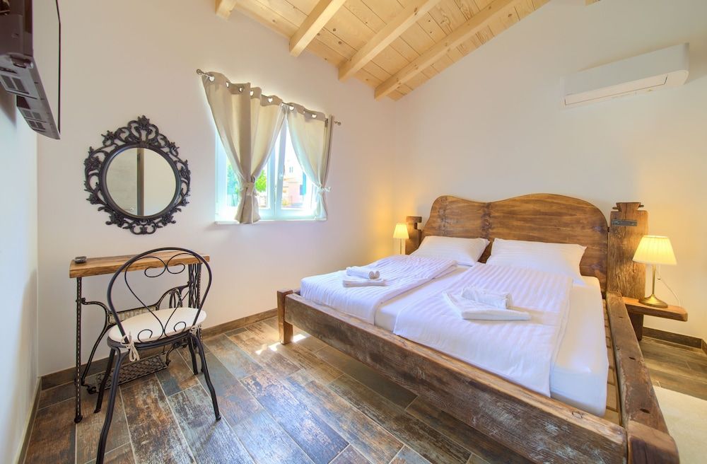 Luxury Villa, Vineyard View, Poolside (2)
