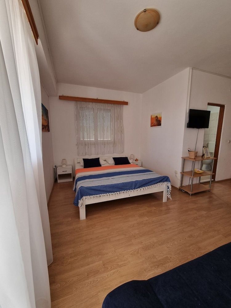 Studio (Studio Apartment with Terrace)