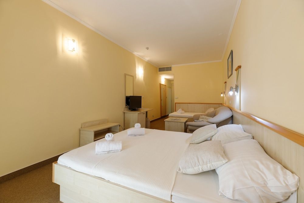 Classic Triple Room, Balcony