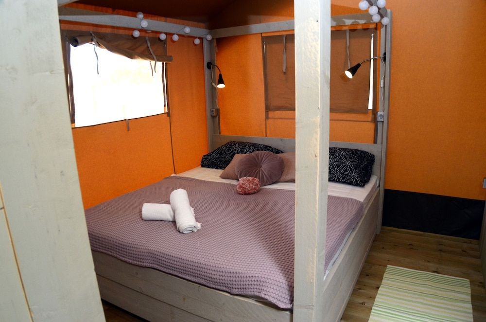 Luxury Tent, 2 Bedrooms, Hot Tub, Pool View