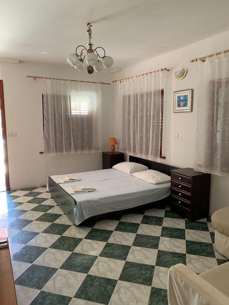 Room, 3 Bedrooms, Balcony