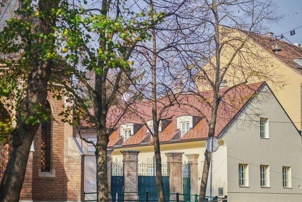 undefined Peacock Boutique Apartments 8