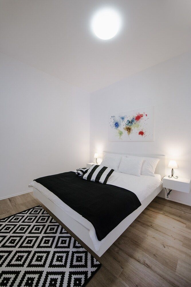 undefined Apartment British Square 5