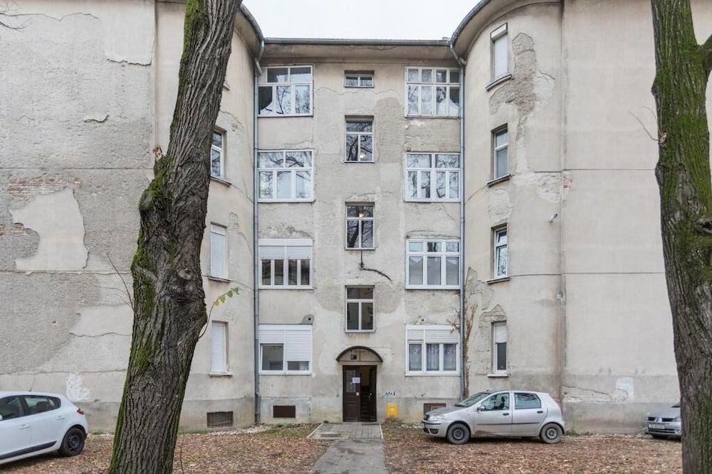 undefined Bright 2BDR Apt near Main Bus Station-FREE PARKING 2