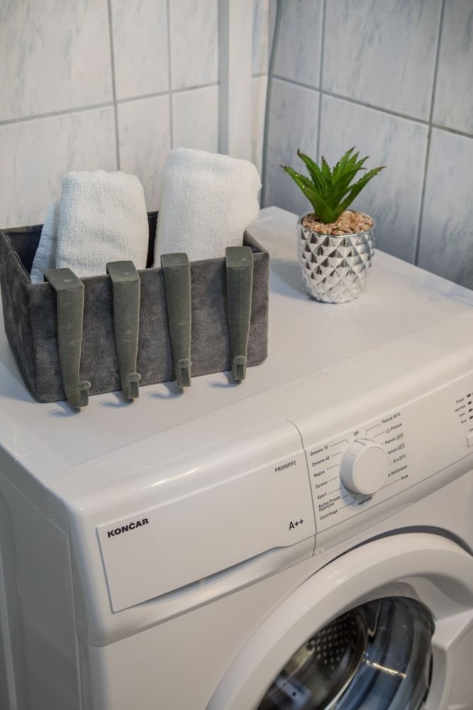 Bright 2BDR Apt near Main Bus Station-FREE PARKING Apartment (2 Bedrooms) 14