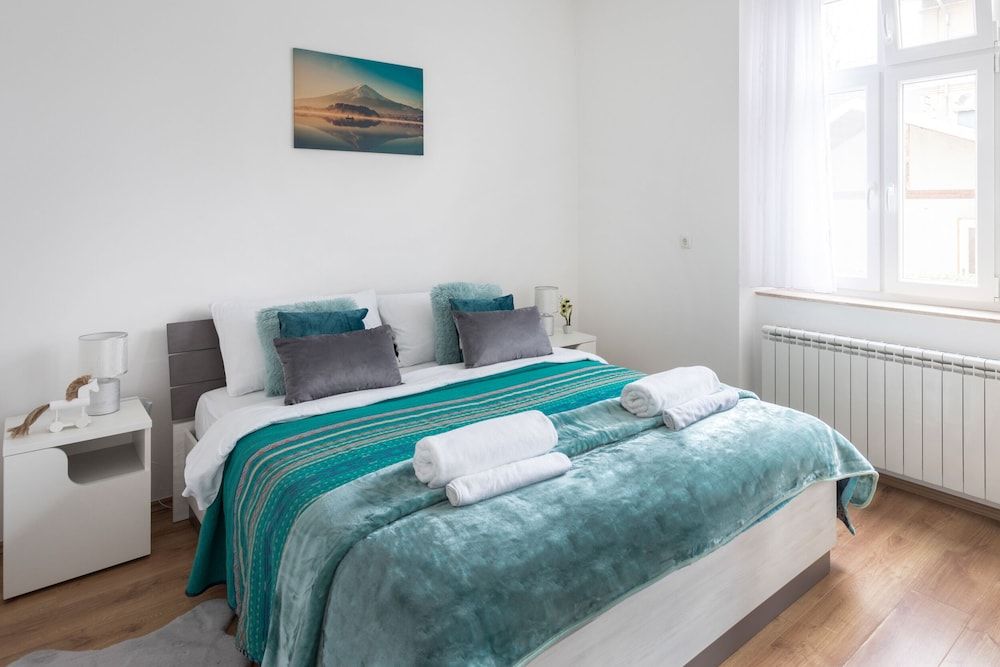 undefined Bright 2BDR Apt near Main Bus Station-FREE PARKING