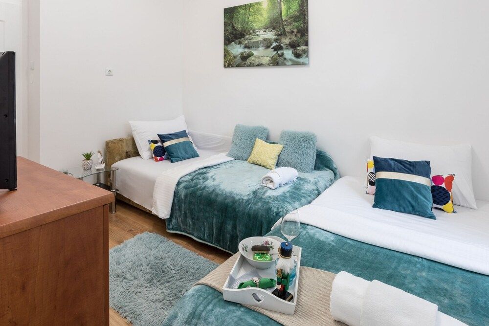 undefined Bright 2BDR Apt near Main Bus Station-FREE PARKING 4