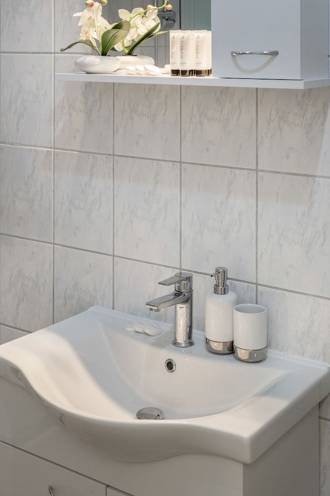 Bright 2BDR Apt near Main Bus Station-FREE PARKING Apartment (2 Bedrooms) 13