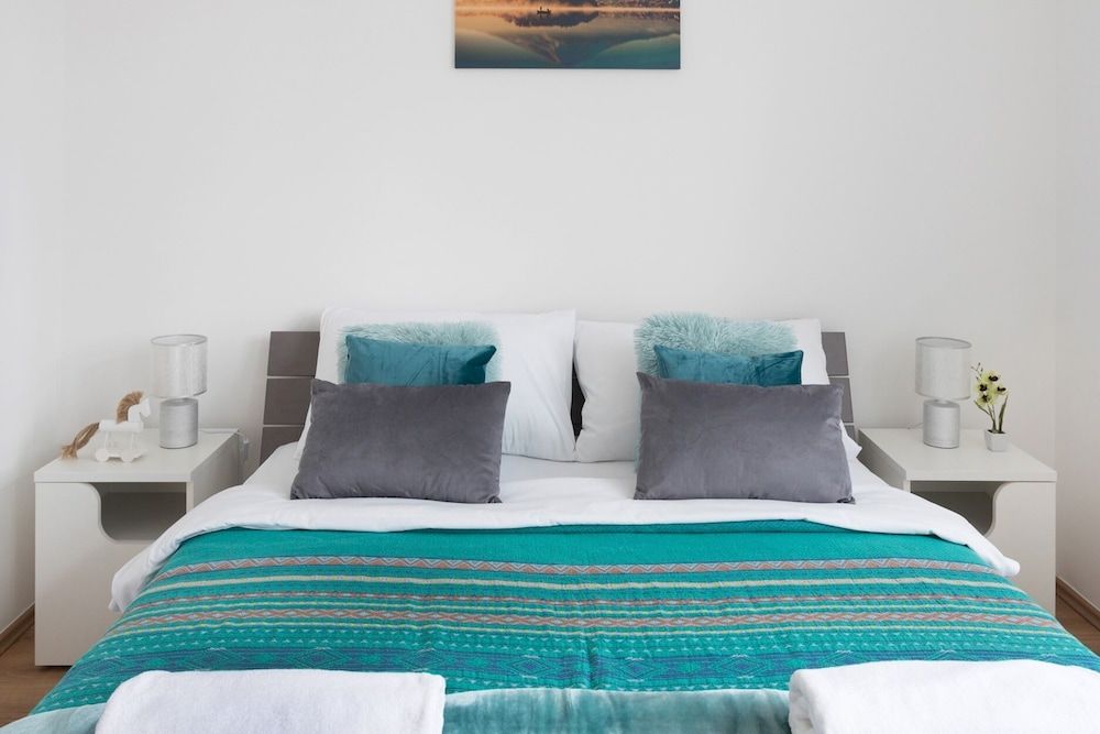 undefined Bright 2BDR Apt near Main Bus Station-FREE PARKING 7