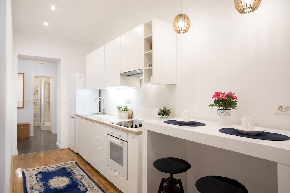 undefined Bright and Spacious Apartment in the City Center! 2