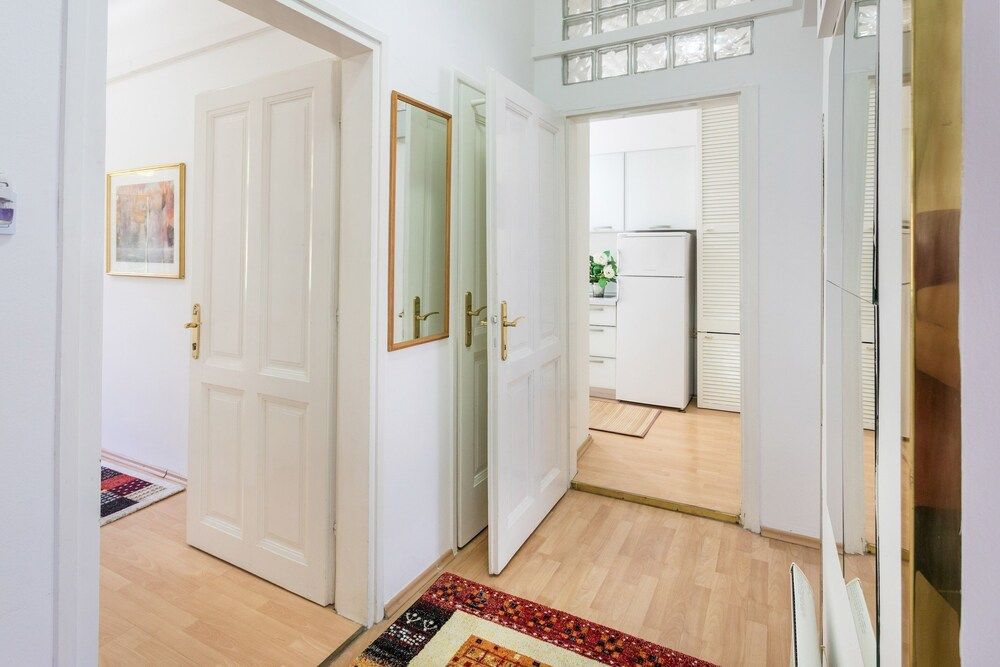 Spacious 2bdr Apartment on Tkalciceva Street Apartment (2 Bedrooms) 7