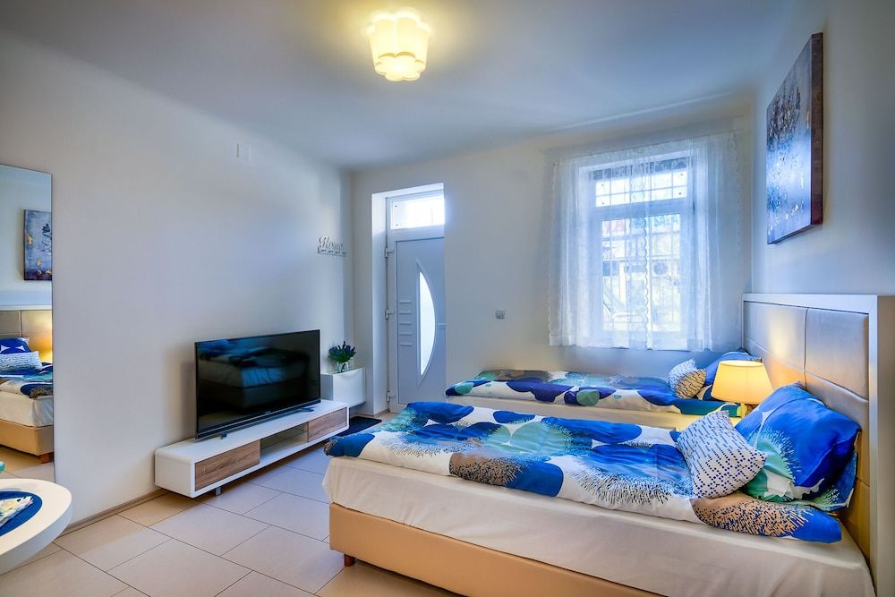 undefined Modern Duplex Close to City Center- Free Parking 4