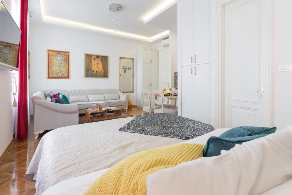 undefined Aurelia Antik